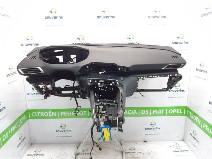 Używane Panel Peugeot 3008 II (M4/MC/MJ/MR) 1.2 12V e-THP PureTech 130 Cena € 495,00 Procedura marży oferowane przez Snuverink Autodemontage
