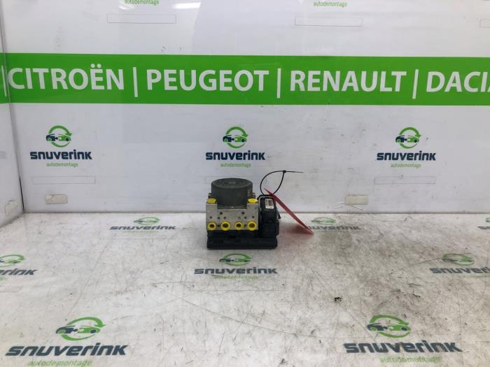 Używane Pompa ABS Citroen C4 Cactus (0B/0P) 1.2 PureTech 82 12V Cena € 198,00 Procedura marży oferowane przez Snuverink Autodemontage
