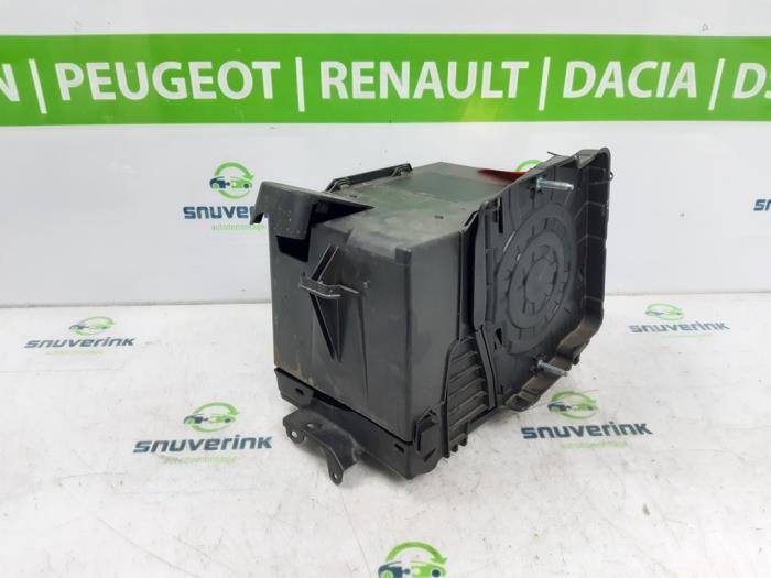 Caja de batería de un Citroën C3 (SX/SW) 1.2 12V e-THP PureTech 110 2019