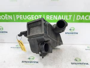 Używane Obudowa filtra powietrza Dacia Logan MCV II/Sandero Wagon (7S) 0.9 TCE 12V Cena € 29,98 Procedura marży oferowane przez Snuverink Autodemontage