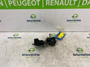 Used Minibus/van rear door handle Peugeot Partner (GC/GF/GG/GJ/GK) 1.6 HDI 75 Phase 1 Price on request offered by Snuverink Autodemontage
