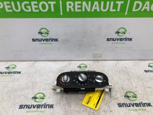 Usados Panel de control de calefacción Renault Twingo II (CN) 1.2 16V Precio € 30,00 Norma de margen ofrecido por Snuverink Autodemontage