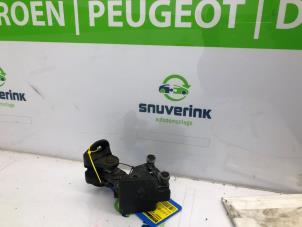 Used Sliding door roller, left Peugeot Boxer (U9) 2.2 HDi 130 Euro 5 Price on request offered by Snuverink Autodemontage