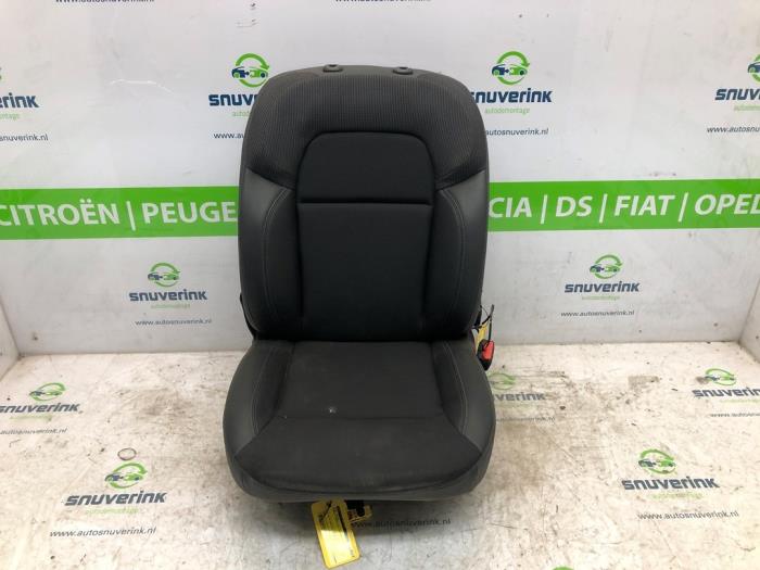 Używane Fotel prawy Renault Express 1.5 dCi 75 Cena € 66,55 Z VAT oferowane przez Snuverink Autodemontage