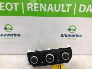 Używane Panel sterowania nagrzewnicy Renault Clio IV Estate/Grandtour (7R) 0.9 Energy TCE 12V Cena € 30,00 Procedura marży oferowane przez Snuverink Autodemontage