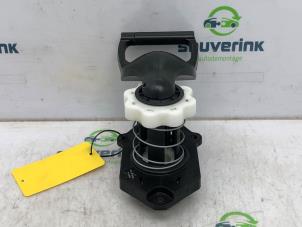 Used Spare wheel lift mechanism Renault Clio IV Estate/Grandtour (7R) 0.9 Energy TCE 12V Price € 45,00 Margin scheme offered by Snuverink Autodemontage