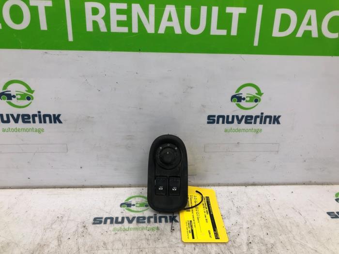 Usados Interruptor combinado de ventanillas Renault Master III (MA/MB/MC/MD/MH/MF/MG/MH) 2.3 dCi 16V Precio € 36,30 IVA incluido ofrecido por Snuverink Autodemontage