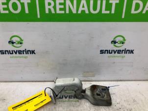 Gebrauchte Scharnier Tür links vorne Renault Master IV (MA/MB/MC/MD/MH/MF/MG/MH) 2.3 dCi 16V Preis € 90,75 Mit Mehrwertsteuer angeboten von Snuverink Autodemontage
