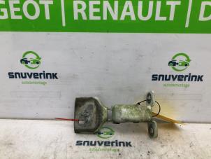 Used Front door hinge, right Renault Master IV (MA/MB/MC/MD/MH/MF/MG/MH) 2.3 dCi 16V Price € 90,75 Inclusive VAT offered by Snuverink Autodemontage