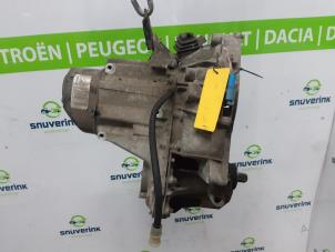 Używane Skrzynia biegów Renault Twingo II (CN) 1.2 16V Cena € 275,00 Procedura marży oferowane przez Snuverink Autodemontage