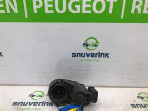 Used Parking brake motor Peugeot 308 (L3/L8/LB/LH/LP) 1.2 12V e-THP PureTech 110 Price € 60,00 Margin scheme offered by Snuverink Autodemontage