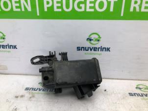 Używane Filtr weglowy Peugeot 308 (L3/L8/LB/LH/LP) 1.2 12V e-THP PureTech 110 Cena € 75,00 Procedura marży oferowane przez Snuverink Autodemontage