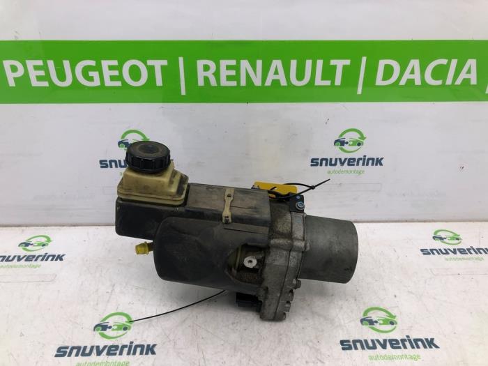 Usagé Pompe de direction Renault Laguna III (BT) 2.0 16V Prix € 157,50 Règlement à la marge proposé par Snuverink Autodemontage