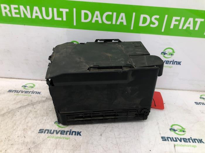 Battery box from a Citroën C3 (SC) 1.6 HDi 92 2011