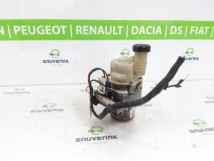 Usados Bomba de dirección asistida Dacia Lodgy (JS) 1.6 16V Precio € 175,00 Norma de margen ofrecido por Snuverink Autodemontage