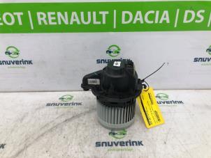 Usados Motor de ventilador de calefactor Dacia Lodgy (JS) 1.6 16V Precio € 75,00 Norma de margen ofrecido por Snuverink Autodemontage