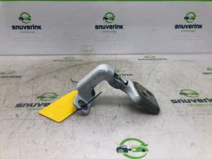 Used Rear door hinge, left Renault Master IV (MA/MB/MC/MD/MH/MF/MG/MH) 2.3 dCi 150 16V Price on request offered by Snuverink Autodemontage