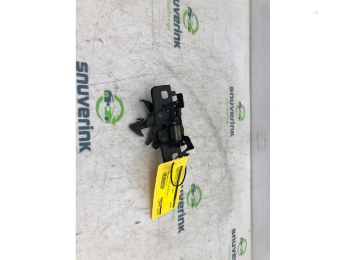 Bonnet lock mechanism from a Renault Clio IV (5R) 0.9 Energy TCE 90 12V 2016
