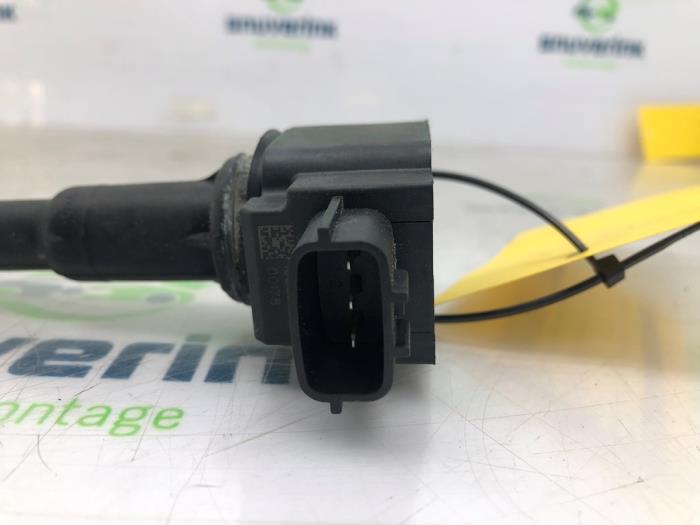 Ignition coil from a Renault Clio IV (5R) 0.9 Energy TCE 90 12V 2016
