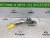 Bonnet Hinge from a Renault Clio IV (5R) 0.9 Energy TCE 90 12V 2016