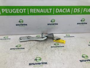 Used Bonnet Hinge Renault Clio IV (5R) 0.9 Energy TCE 90 12V Price € 40,00 Margin scheme offered by Snuverink Autodemontage