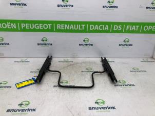 Usados Riel de asiento derecha Peugeot 206 SW (2E/K) 1.4 Precio € 45,00 Norma de margen ofrecido por Snuverink Autodemontage