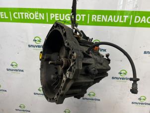 Usados Caja de cambios Renault Master III (FD/HD) 2.5 dCi 120 FAP Precio € 786,50 IVA incluido ofrecido por Snuverink Autodemontage