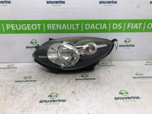 Używane Reflektor lewy Renault Twingo II (CN) 1.2 16V Cena € 100,00 Procedura marży oferowane przez Snuverink Autodemontage