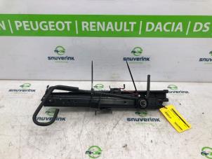 Usagé Rail siège droit Renault Twingo II (CN) 1.2 16V Prix sur demande proposé par Snuverink Autodemontage