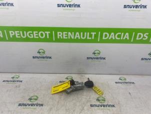 Usados Cerradura de contacto y llave Renault Twingo II (CN) 1.2 16V Precio € 60,00 Norma de margen ofrecido por Snuverink Autodemontage