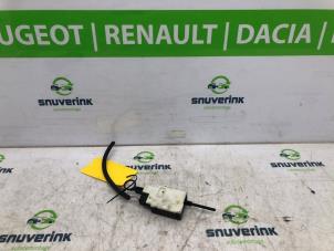 Used Tank flap lock motor Renault Espace (JK) 2.0 Turbo 16V Grand Espace Price on request offered by Snuverink Autodemontage