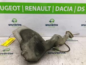 Usados Depósito de lavaparabrisas delante Renault Master III (FD/HD) 2.5 dCi 120 FAP Precio de solicitud ofrecido por Snuverink Autodemontage