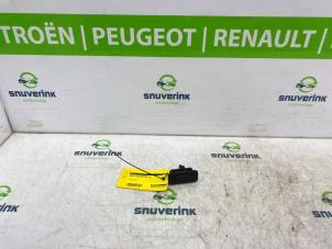 Używane Przelacznik pokrywy bagaznika Renault Modus/Grand Modus (JP) 1.2 16V TCE 100 Cena na żądanie oferowane przez Snuverink Autodemontage