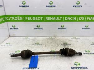 Usagé Arbre de transmission avant gauche Peugeot 107 1.0 12V Prix sur demande proposé par Snuverink Autodemontage