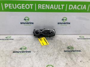 Usados Panel de control de calefacción Renault Clio IV (5R) 0.9 Energy TCE 90 12V Precio € 30,00 Norma de margen ofrecido por Snuverink Autodemontage