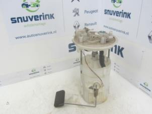 Usados Bomba eléctrica de combustible Renault Trafic New (FL) 1.9 dCi 100 16V Precio € 45,00 Norma de margen ofrecido por Snuverink Autodemontage