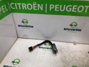 Used Ignition lock + key Renault Clio Price € 60,00 Margin scheme offered by Snuverink Autodemontage