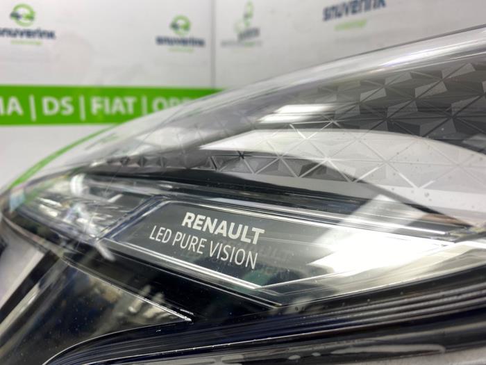 Headlight, left from a Renault Trafic (1FL/2FL/3FL/4FL) 2.0 dCi 16V 120 2019