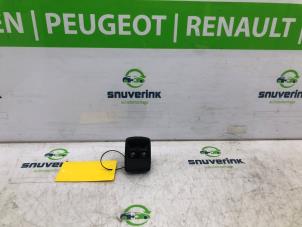 Used Electric window switch Renault Trafic (1FL/2FL/3FL/4FL) 2.0 dCi 16V 120 Price on request offered by Snuverink Autodemontage