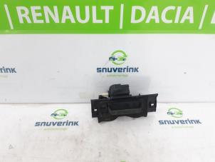Used Tailgate handle Peugeot 206 (2A/C/H/J/S) 1.6 16V Price € 30,00 Margin scheme offered by Snuverink Autodemontage