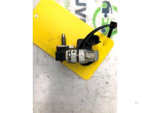 Używane Biegun akumulator Renault Trafic (1FL/2FL/3FL/4FL) 2.0 dCi 16V 120 Cena € 84,70 Z VAT oferowane przez Snuverink Autodemontage