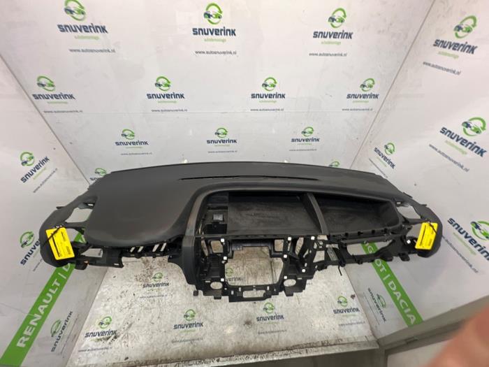 Usados Salpicadero Renault Trafic (1FL/2FL/3FL/4FL) 2.0 dCi 16V 120 Precio € 90,75 IVA incluido ofrecido por Snuverink Autodemontage