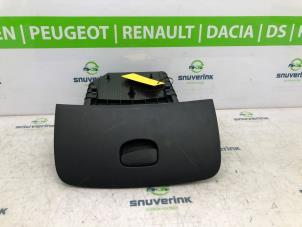 Usagé Boîte à gants Renault Clio IV Estate/Grandtour (7R) 1.5 Energy dCi 90 FAP Prix € 36,30 Prix TTC proposé par Snuverink Autodemontage