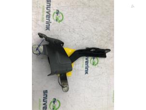 Used Bonnet Hinge Renault Clio IV Estate/Grandtour (7R) 1.5 Energy dCi 90 FAP Price € 48,40 Inclusive VAT offered by Snuverink Autodemontage