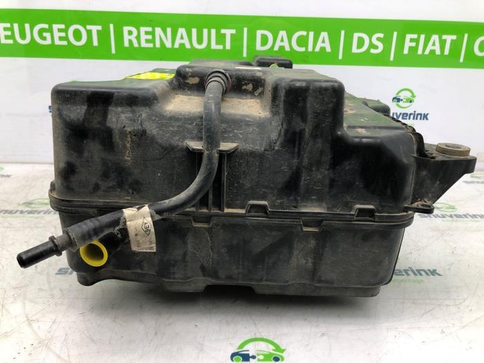 Depósito Adblue de un Renault Trafic (1FL/2FL/3FL/4FL) 2.0 dCi 16V 120 2019