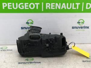 Używane Skrzynka bezpieczników Renault Megane IV Estate (RFBK) 1.6 GT Energy TCE 205 EDC Cena € 30,00 Procedura marży oferowane przez Snuverink Autodemontage