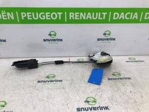Begagnade Dörrlåsmekanism, 4-dörrars, höger fram Peugeot 108 1.0 12V Pris € 30,00 Marginaltabell erbjuds av Snuverink Autodemontage