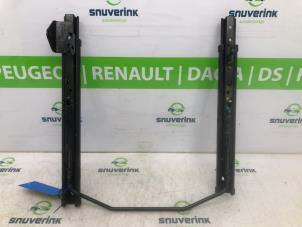 Usagé Rail siège gauche Peugeot 108 1.0 12V Prix € 65,00 Règlement à la marge proposé par Snuverink Autodemontage