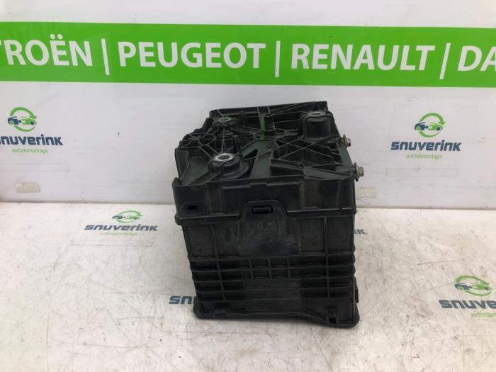 Caja de batería de un Renault Clio IV (5R) 1.5 Energy dCi 90 FAP 2014