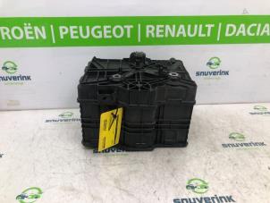 Używane Pojemnik na akumulator Renault Clio IV (5R) 1.5 Energy dCi 90 FAP Cena € 45,00 Procedura marży oferowane przez Snuverink Autodemontage